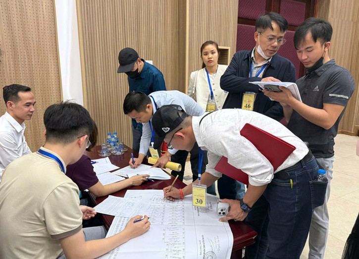 Khách hàng trúng đấu giá ký nhận sơ đồ thửa đất. Ảnh: UBND huyện Ứng Hòa Khách hàng trúng đấu giá ký nhận sơ đồ thửa đất. Ảnh: UBND huyện Ứng Hòa