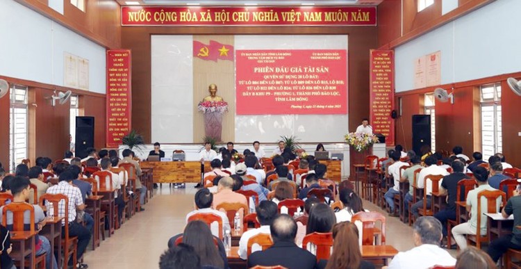 Toàn cảnh phiên đấu giá. Ảnh: LH