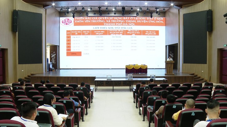 Quang cảnh phiên đấu giá. Ảnh: UBND huyện Ứng Hòa Quang cảnh phiên đấu giá. Ảnh: UBND huyện Ứng Hòa