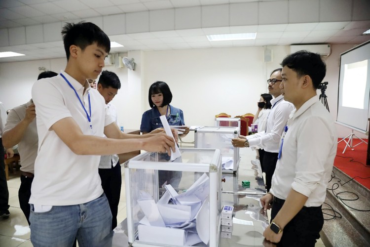 Khách hàng tham gia bỏ phiếu đấu giá ngày 12/4. Ảnh: UBND huyện Mê Linh