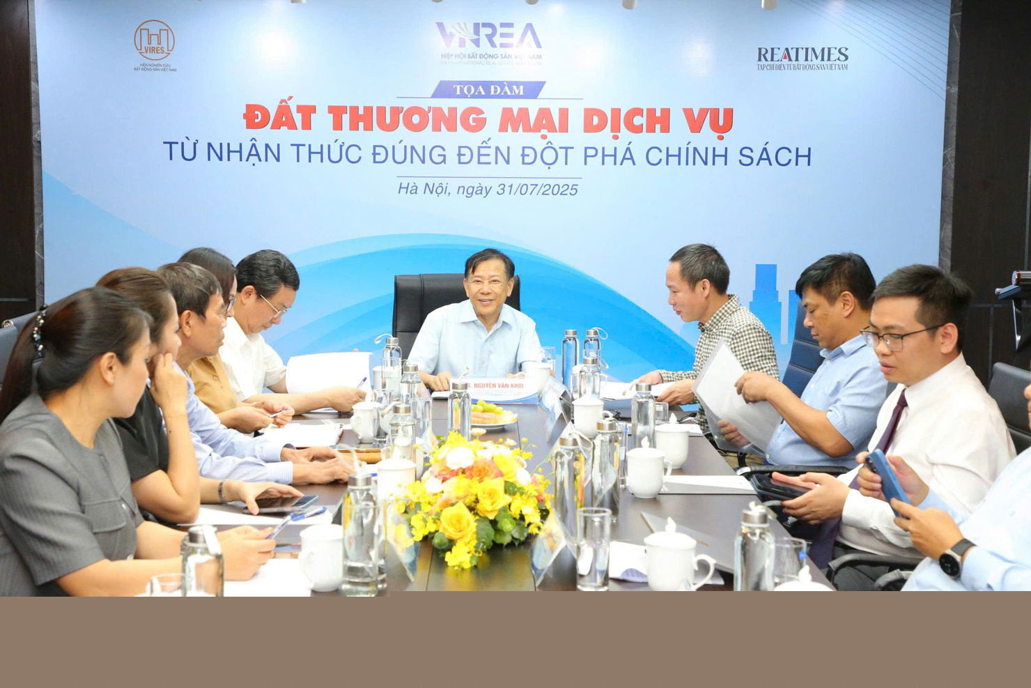 C&aacute;c chuy&ecirc;n gia trao đổi tại toạ đ&agrave;m. &nbsp;